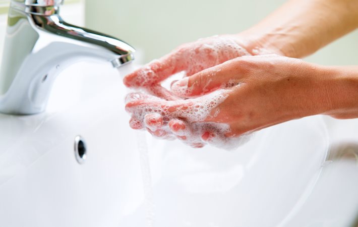 Umývanie rúk, alebo dezinfekcia: Čo je účinnejšie?
