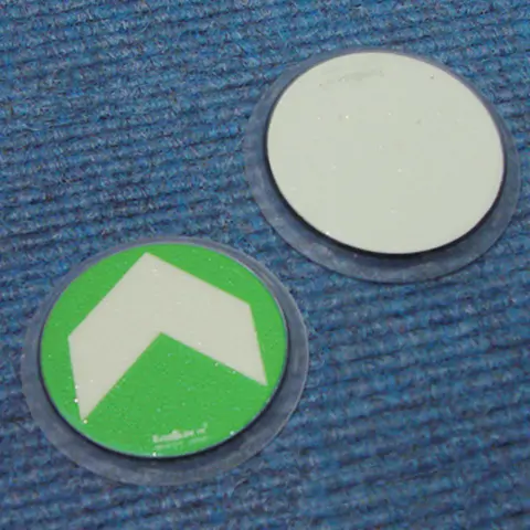 Značka na koberec zelená so šípkou